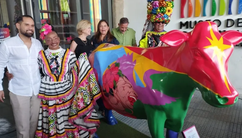 Artista plástico Luis Romero junto a la primera obra 'Vacasquilla'.