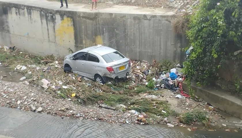 Vehículo arrastrado por el arroyo El salao