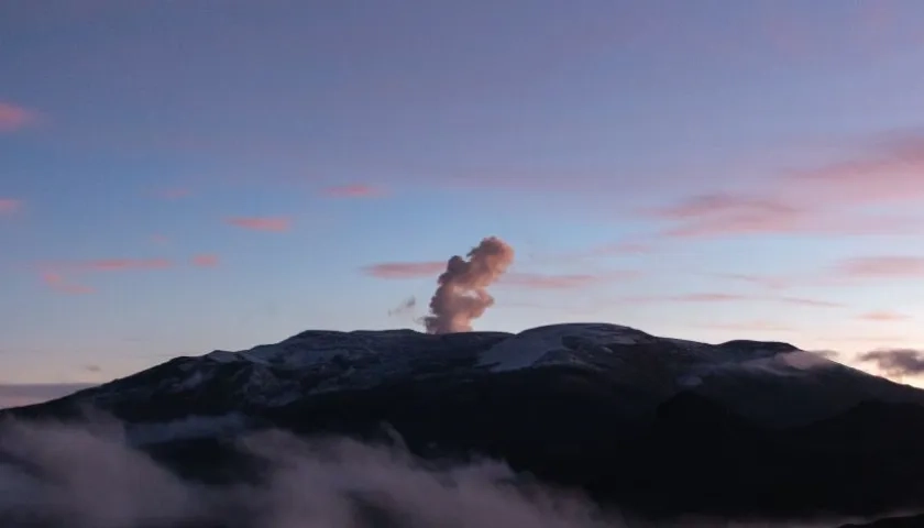 La actividad sísmica del volcán Nevado del Ruiz sigue en aumento.