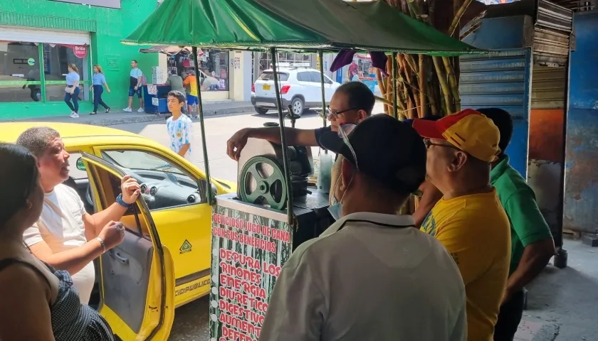 Joaquín Cervantes, presidente de Asovendedores, habla con varios afiliados en el Centro de Barranquilla.