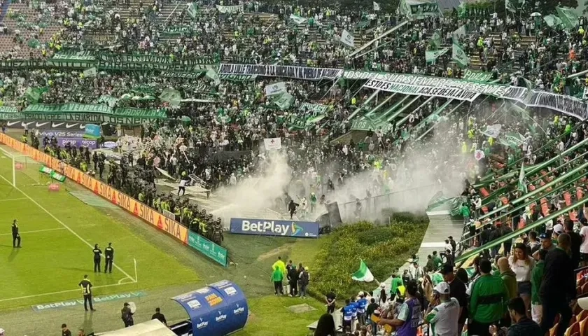 Aspecto de los disturbios de este domingo en el estadio Atanasio Girardot.