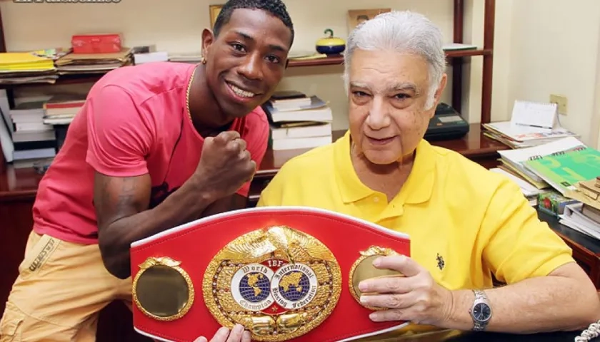 Billy Chams con Jhonatan 'Momo' Romero, quien se coronó campeón mundial un mes antes del fallecimiento de su apoderado.