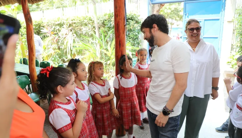 El Alcalde Jaime Pumarejo con estudiantes del Colegio Jorge N. Abello, uno de los beneficiados con  obras con ampliaciones y reparaciones en este 2023