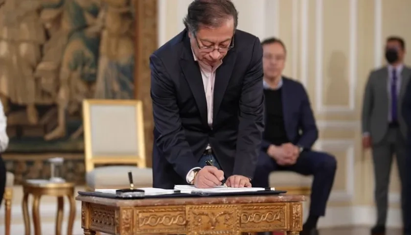 El Presidente Gustavo Petro, firma el decreto 444 de 2023.