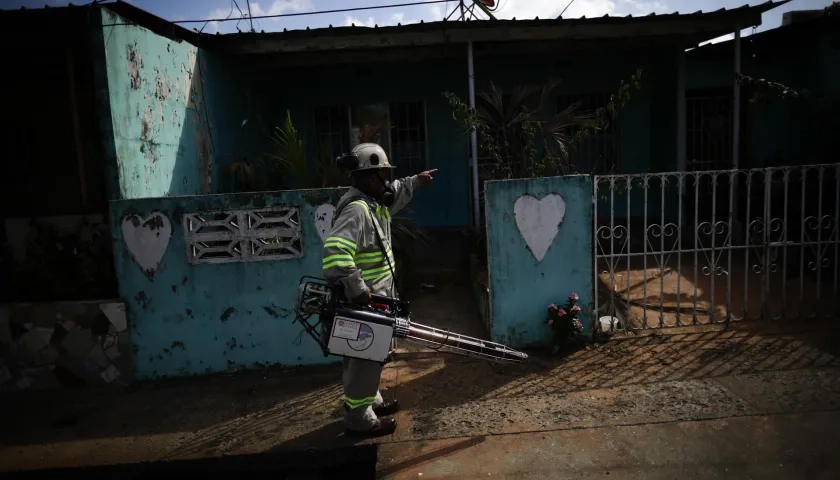 Personal de salud fumiga las calles del barrio San Antonio, en La Chorrera (Panamá)