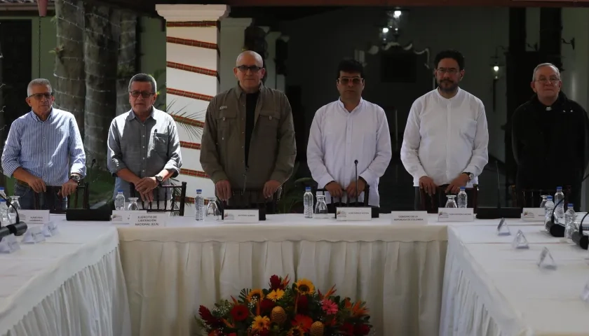 Los voceros del ELN, Aureliano Carbonell, Pablo Beltrán y Antonio García, junto a los representantes del Gobierno de Colombia, Iván Rueda e Iván Cepeda, y el sacerdote Héctor Fabio Henao.