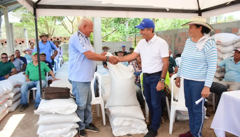 El secretario de Desarrollo Económico, Luis Humberto Martínez, en la entrega de los suplementos alimenticios