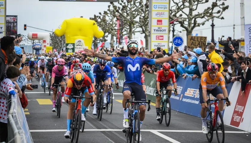 Fernando Gaviria cruza la meta como ganador de la última etapa del Tour de Romandía.