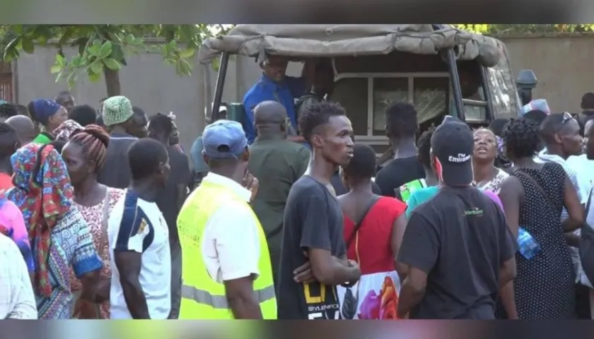 Habitantes de aldea Shakahola luego de la redada de la Policía de Kenia