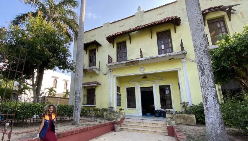 La fachada del Museo Romántico presenta deterioro. La reja se la han ido robando por pedazos.