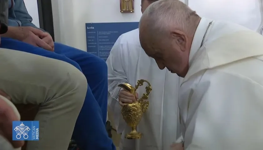 El Papa en el lavatorio de pies en la Casa del Marmo en Roma.