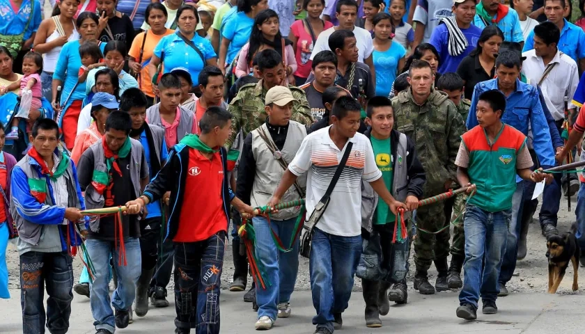 Fotografía de archivo tomada en marzo de 2013, en la que se registró a miembros de la guardia indígena al custodiar a tres soldados en Caldono, Cauca