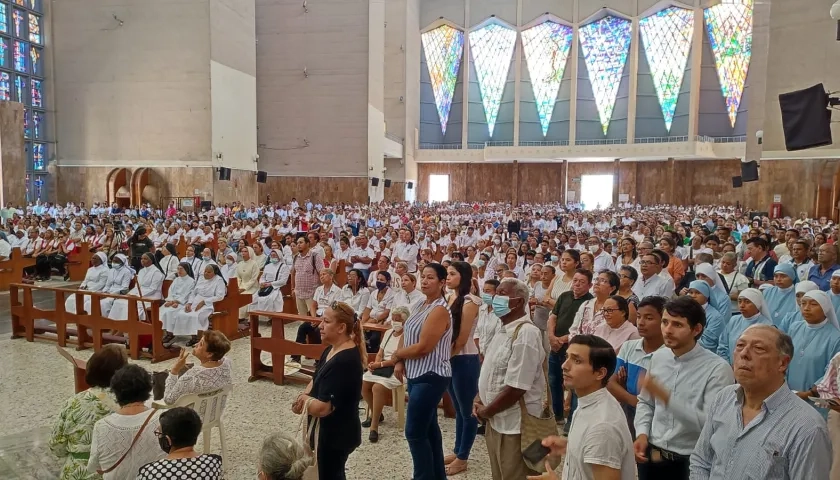 Feligresía en la Catedral María Reina de Barranquilla durante la celebración de una ceremonia de Semana Santa.