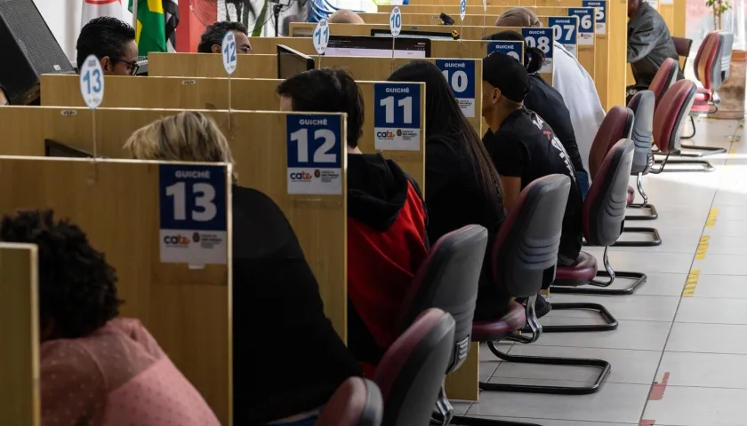 Personas se presentan para entrevistas laborales en el Centro de Apoyo al Trabajo y al Emprendimiento, en Sao Paulo (Brasil).