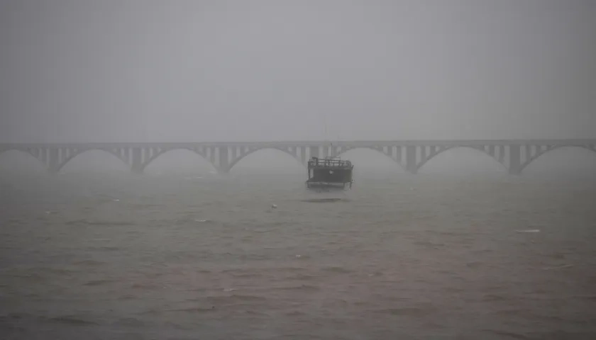 Imagen de archivo de una embarcación entre fuerte oleaje en la bahía de Samaná (República Dominicana).