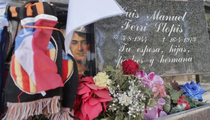  La tumba de Nino Bravo en el Cementerio General de Valencia, España.