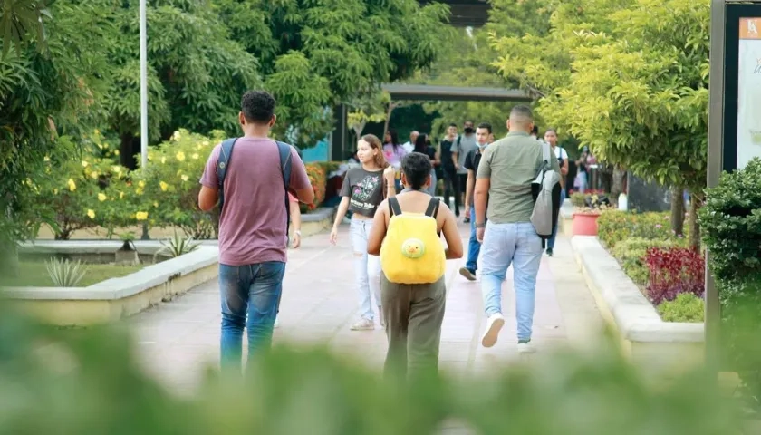 Estudiantes caminan por la sede de Uniatlántico en la carrera 46.