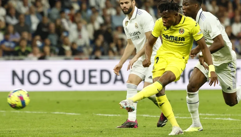 Samu Chukwueze en la acción del primer gol del Villarreal. 