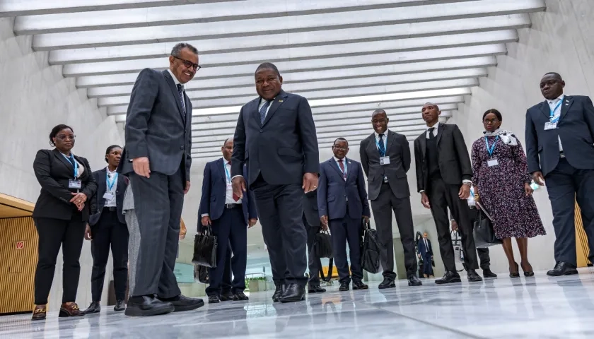 El director de la OMS, Tedros Adhanom Ghebreyesus, saluda a Filipe Jacinto Nyusi, de Mozambique, en el inicio de la Asamblea Anual en Ginebra.