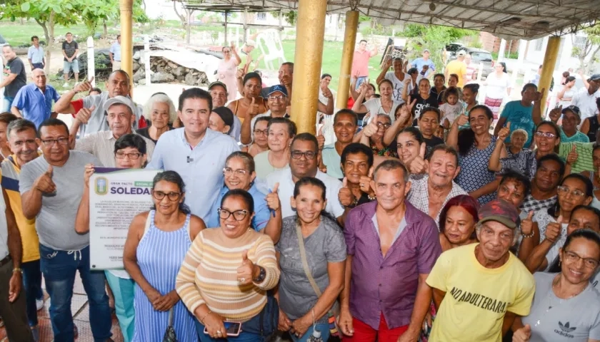 El alcalde de Soledad, Rodolfo Ucrós con los habitantes de Villa Zambrano. 