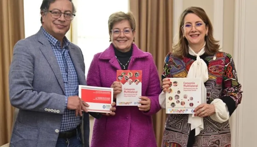 El Presidente Petro, la Ministra del Trabajo, Gloria Inés Ramírez, y la Secretaria General de la Organización Iberoamericana de Seguridad Social, Gina Magnolia Riaño, tras la firma del acta de compromiso.