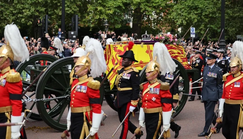 Miles de personas visitaron la capilla ardiente de Isabel II.