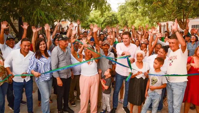 Inaguración de las vías en el barrio Pumarejo