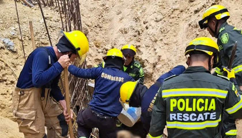 Labores de rescate después del deslizamiento de tierra.