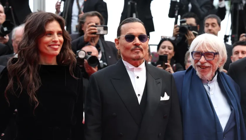 Maiwenn, Johnny Depp y Pierre Richard en la alfombra roja del Festival de Cannes.