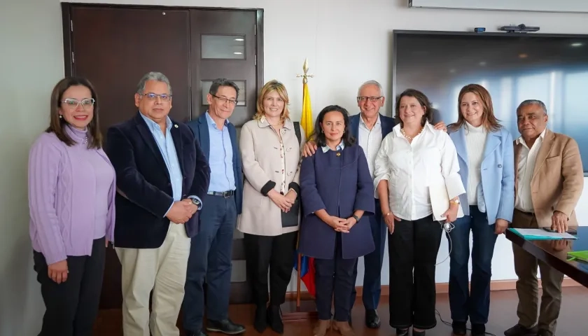 Guillermo Alfonso Jaramillo, reunido con gremios de EPS