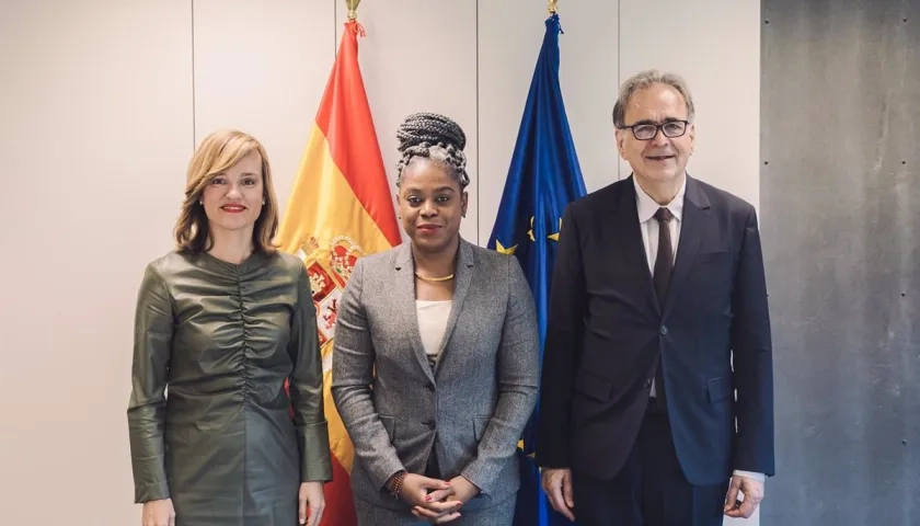 La Ministra de Educación de España, Pilar Alegría junto al Ministro de Universidades, Joan Subirats y la Ministra de Educación de Colombia, Aurora Vergara.