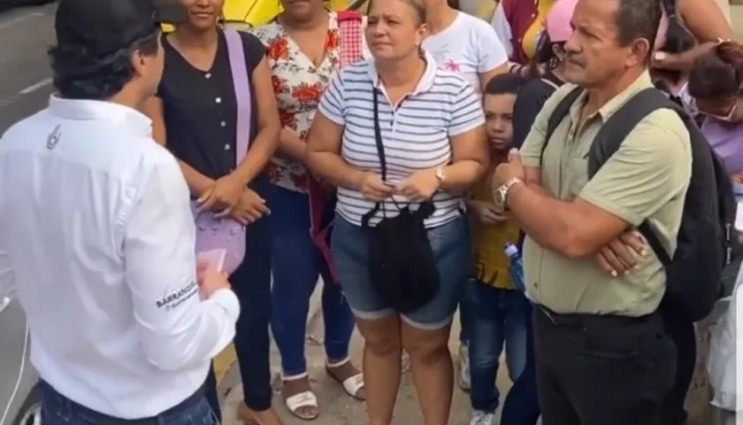 Padres de estudiantes del Pestalozzi conversando con el Personero.