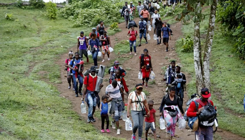 Migrantes en su camino hacia Panamá por la selva del Darién.