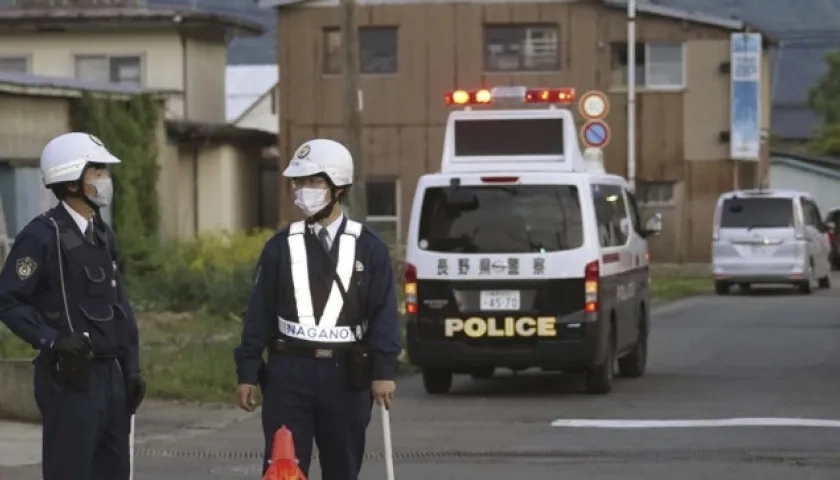 La Policía de la ciudad japonesa de Nakano vigila la zona en donde se atrincheró un hombre armado.