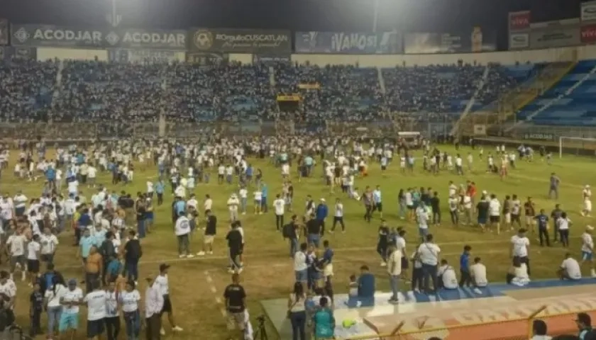 Panorámica del Estadio Cuscatlán minutos después de la estampida