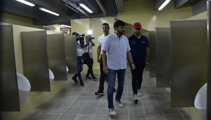 El alcalde Jaime Pumarejo durante su inspección de los baños del escenario deportivo.