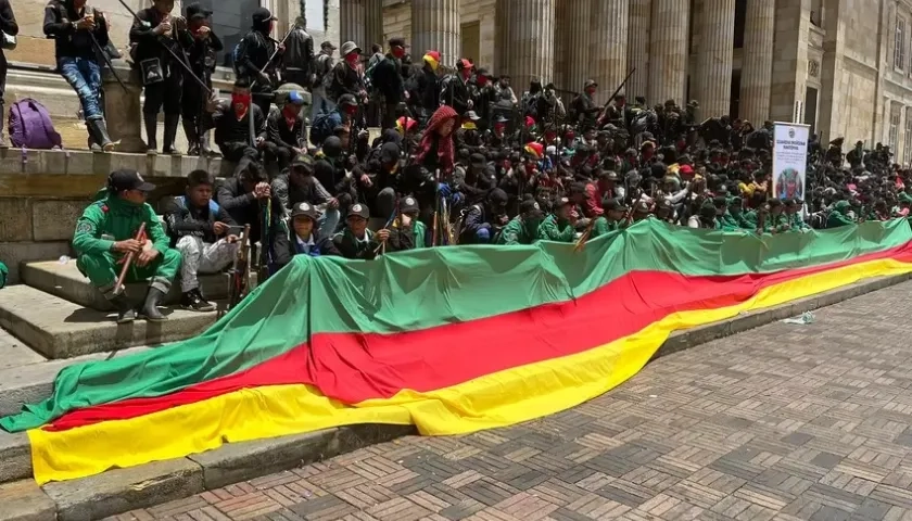 Miembros de la Guardia Indígena Nacional en la Plaza de Bolívar en Bogotá.