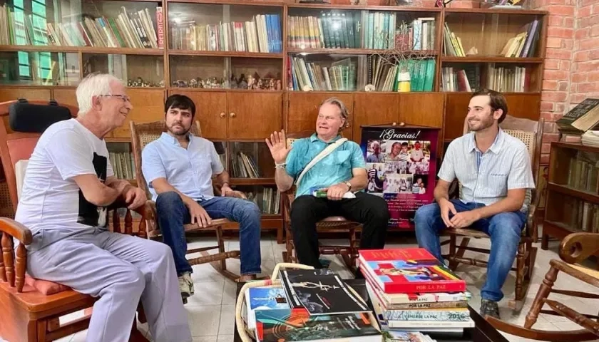 El Alcalde Jaime Pumarejo, el padre Cirilo Swinne y Alfredo Carbonell, en la visita al Hogar San Camilo