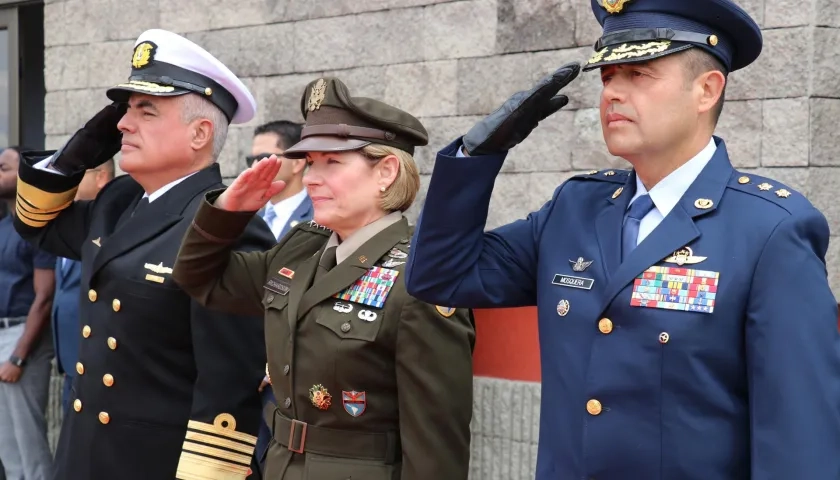 La jefa del Comando Sur de Estados Unidos, general Laura Richardson, junto al el comandante del CATAM, General Juan Francisco Mosquera, y el jefe de Estado Mayor conjunto de FF.MM., Almirante José Amézquita