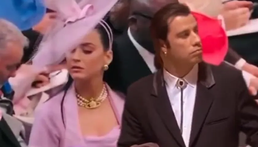 A Katy Perry la compararon con la icónica imagen de John Travolta que se hizo viral en 2015.