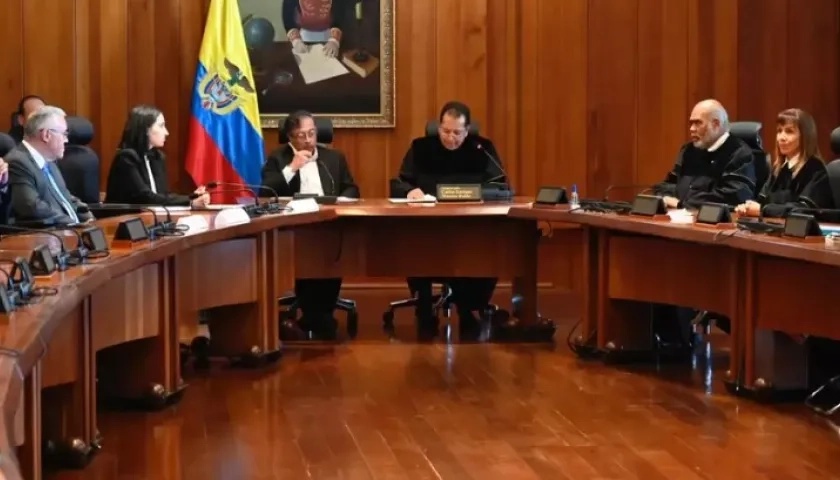 El Presidente Petro en una imagen de archivo con magistrados del Consejo de Estado