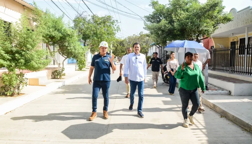 El alcalde de Soledad, Rodolfo Ucrós Rosales, en el recorrido que hizo en obra de pavimentación