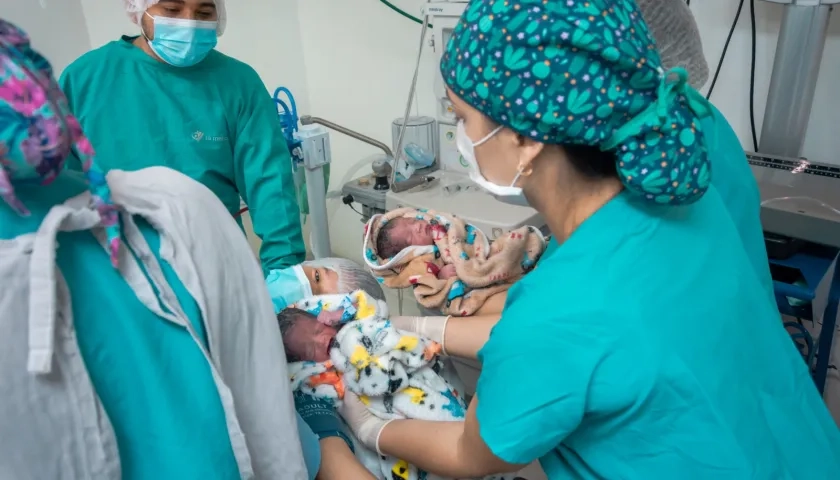 Personal de especialistas atendiendo el nacimiento múltiple en la Clínica La Merced.