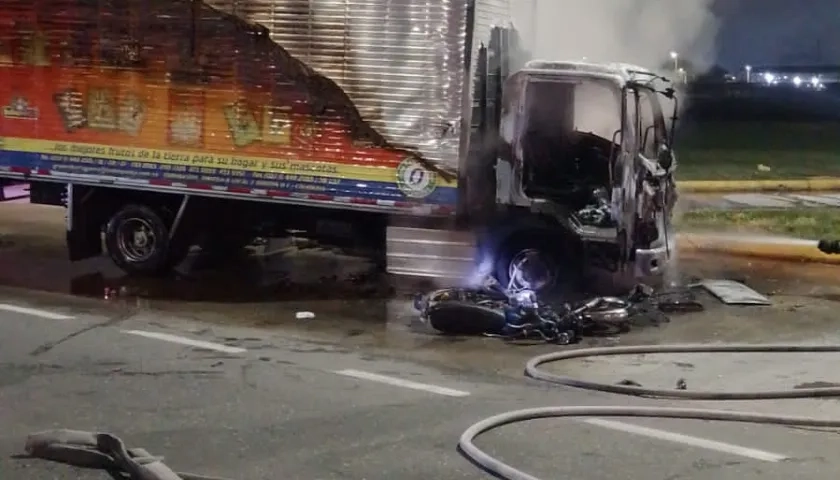 Camión incinerado en accidente en Galapa.