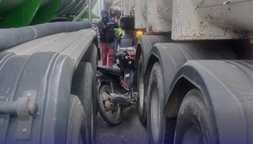 Accidente entre dos tractomulas y una moto