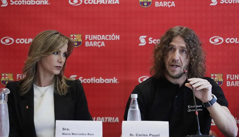 Gerente de Scotiabank, María Ruíz, y el exfutbolista Carles Puyol.