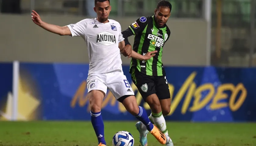 Daniel Giraldo, de Millonarios, domina la pelota ante la marca de Everaldo. 