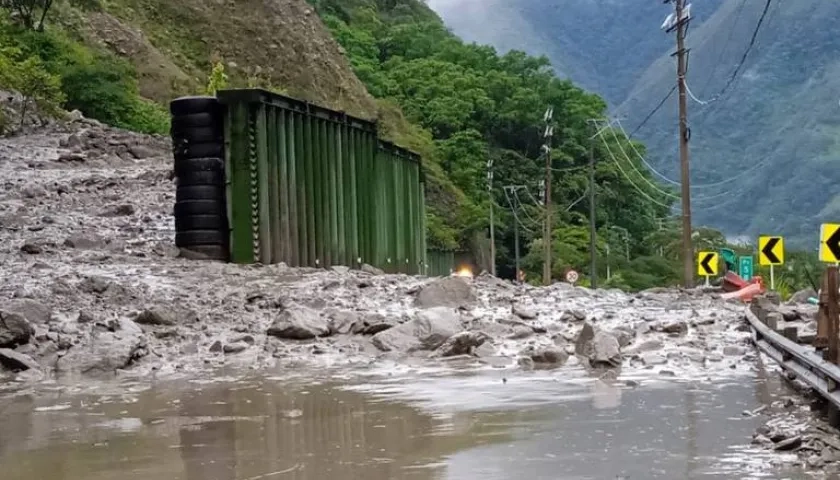 Deslizamiento de material rocoso en la vía al llano