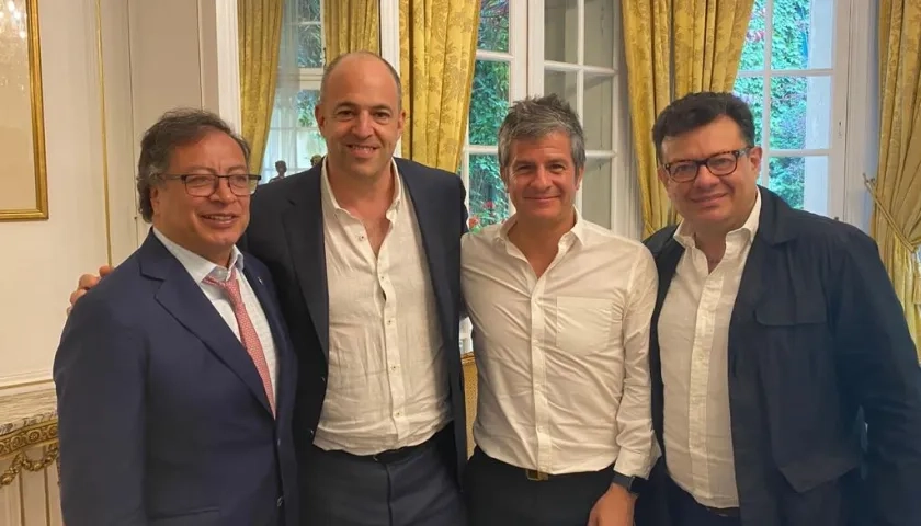 Presidente Gustavo Petro junto a Simon Chinn, Guillermo Galdos y Hollman Morris.