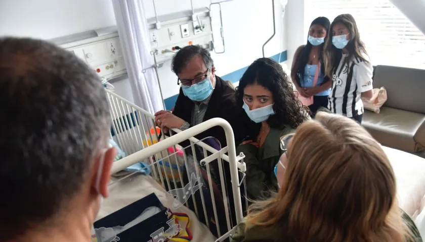 Ingrid Cáceres, directora del ICBF visitando a los niños.